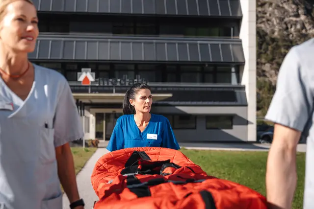 Kompetent, empathisch, jederzeit erreichbar: Die medalp Einrichtungen bieten moderne Medizin an sieben Tagen die Woche. | Foto: Roman Huber