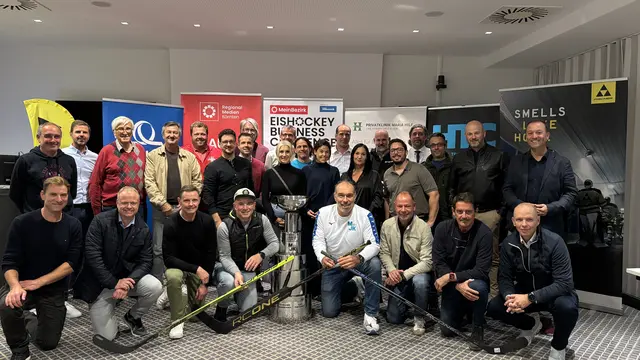 Die Teamcaptains und Sponsoren der Eishockey Business Challenge 2025 | Foto: MeinBezirk/Katrin Pinter