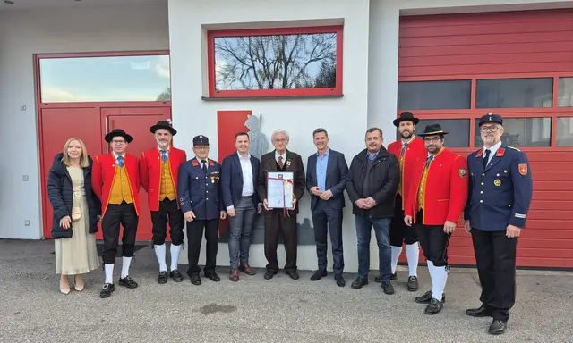 Feierliche Verleihung der Ehrenbürgerschaft an Siegfried Skubl – unter den Gratulanten Landesrat Daniel Fellner, Bürgermeister Patrick Skubel, Vizebürgermeister Benjamin Malle, Amtsleiterin Regina Wiedl sowie Vertreter der Schlosskapelle mit Obmann Hannes Hirm und der Feuerwehr Neuhaus mit Kommandant Gabriel Potocnik | Foto: Gemeinde Neuhaus