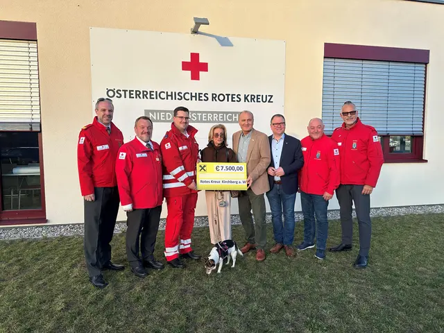 Bezirksstellenleiter Peter Raderer, RK Ortsstellenleiter Philipp Binder, WWW Präsidentin Elisabeth Gürtler, WWW Vorst. Peter Steinbach, Bürgermeister Franz Aigner, Rudi Rubinek und Winzer Clemens Strobl.