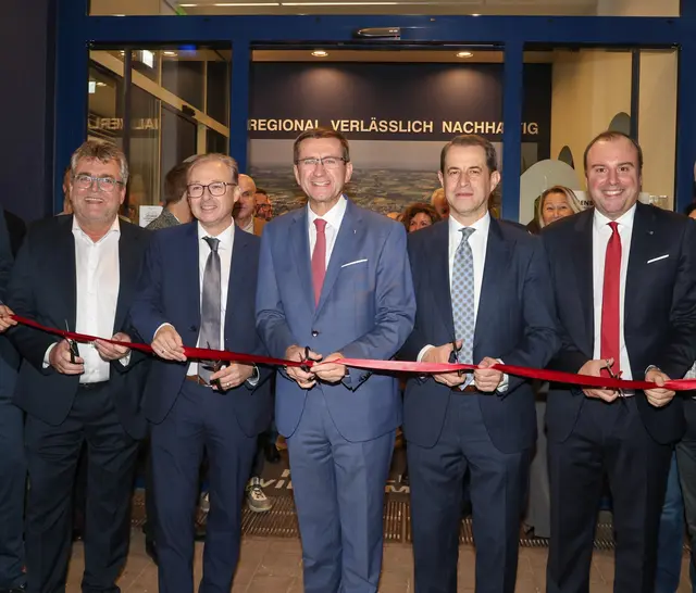 Der Marchtrenker Bürgermeister Marchtrenk Paul Mahr, Raiffeisen-Vorstandsvorsitzender Roland Hechenberger, Landesrat Markus Achleitner, Raiffeisen-Vorstand Michael Hag sowie der Bankstellenleiter Marchtrenk Daniel Gall bei der feierlichen Eröffnung. | Foto: Raiffeisenbank