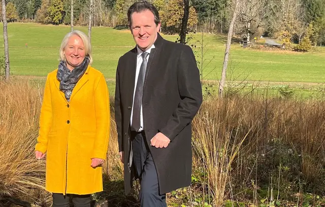 Freude über den Startschuss bei den Tiroler Moor-Revitalisierungen: SPÖ-Bezirksparteichefin LA Claudia Hagsteiner mit Naturschutzlandesrat René Zumtobel. | Foto: SPÖ