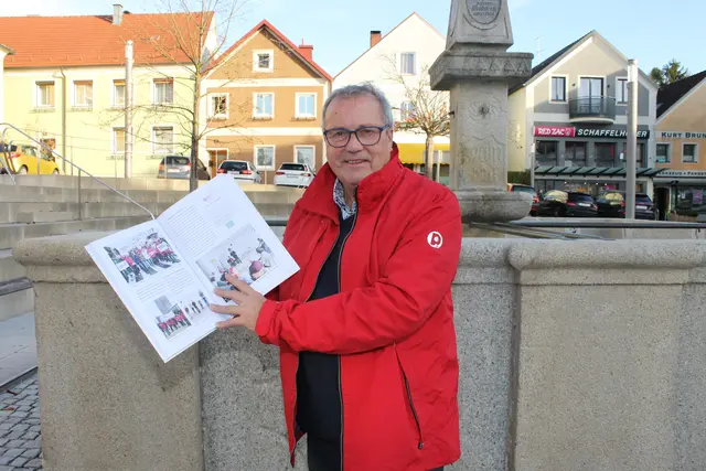 Erwin Kaiser kann auf das Jubiläumsbuch stolz sein. | Foto: MeinBezirk/Gernot Fohler