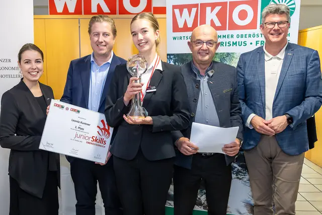 v.l.: WKOÖ-Vizepräsidentin Lisa Sigl, Hotellerie-Obmann Michael Nell, Leonie Kuntner, Tourismus-Spartenobmann Gerold Royda, Tourismus-Fachgruppengeschäftsführer Stefan Praher

  | Foto: Cityfoto