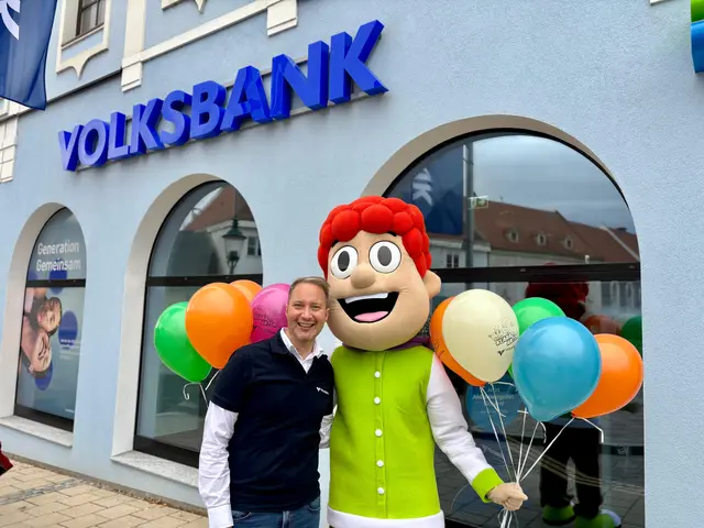 In der Volksbank Horn konnten sich die Kunden mit Maskottchen Anton ablichten lassen. | Foto: Markus Kahrer