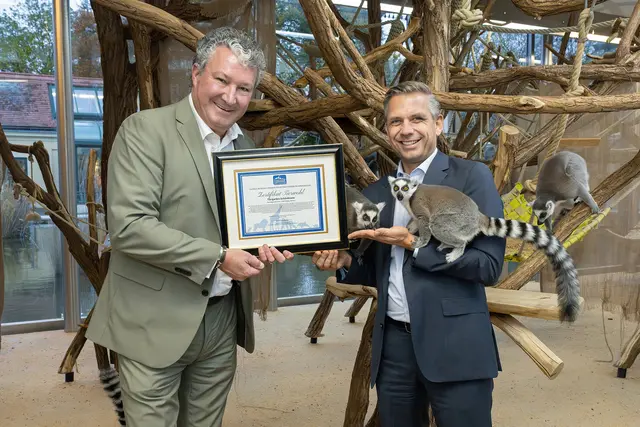 Tiergartendirektor Stephan Hering-Hagenbeck (l.) und Bundesminister Wolfgang Hattmannsdorfer (ÖVP) mit der Tierschutz-Auszeichnung. | Foto: Daniel Zupanc