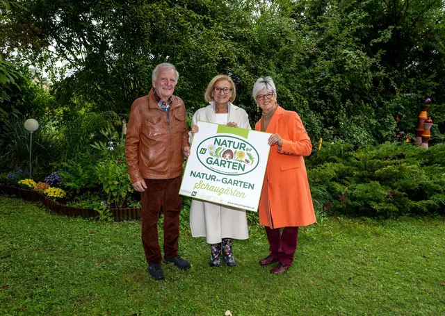 
Landeshauptfrau Johanna Mikl-Leitner mit Helmut und Gabriela Hirschmüller im Schaugarten „Wasser, Wald &amp; Weltall"
 | Foto: NLK Filzwieser