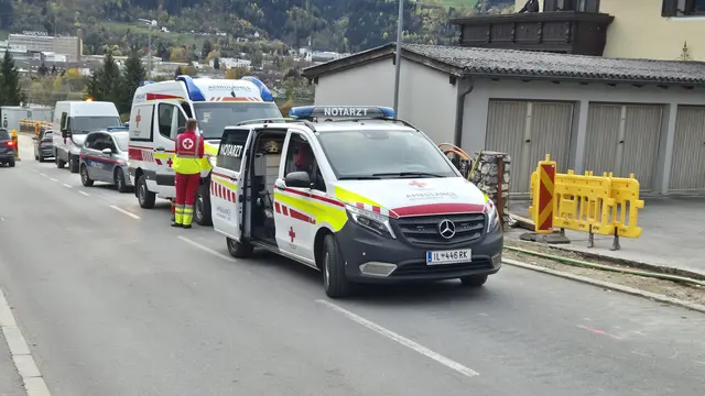 Verkehrsunfall in Fritzens: Die Fußgängerin musste nach der Erstversorgung ins Krankenhaus Hall in Tirol gebracht werden.
 | Foto: ZOOM.TIROL
