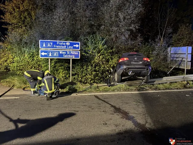 Ein Wagen rutschte in die Böschung. | Foto: FF Mauthausen