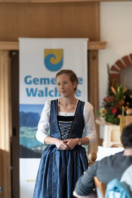 Mit einem Augenzwinkern erinnerte Anni Naschberger daran, dass viele Stunden ehrenamtlicher Arbeit oft unbemerkt bleiben.  | Foto: Pamela Dorfinger/Gemeinde Walchsee