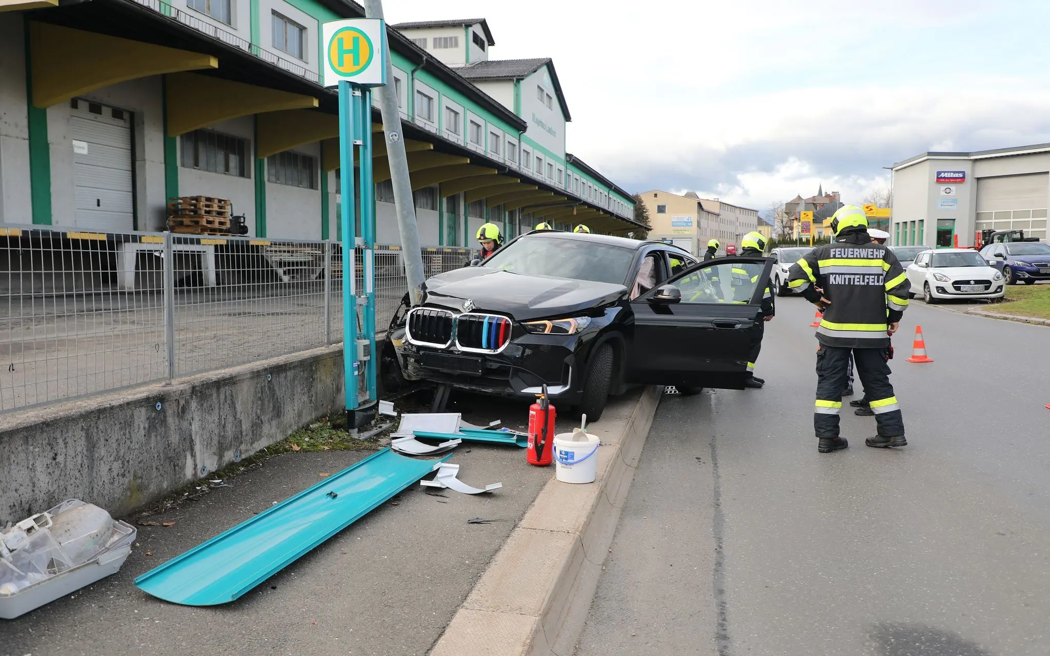 Verkehrsunfall in Knittelfeld: Fahrzeug kollidierte mit Straßenlaterne - ...