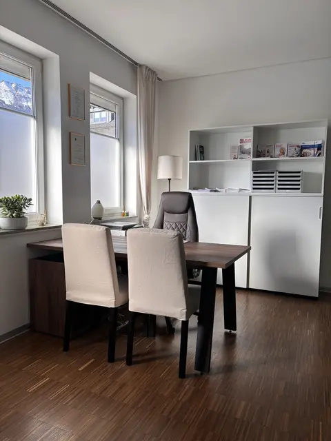 Zusätzlich hat Schnöll eine Pflegepraxis in Kuchl eröffnet, mit dem Ziel, das Gesundheitssystem zu entlasten, Hausärzte zu unterstützen, Krankenhausaufenthalte zu vermeiden oder zu verkürzen und so Drehtüreffekte zu verhindern. | Foto: Sandra Schnöll