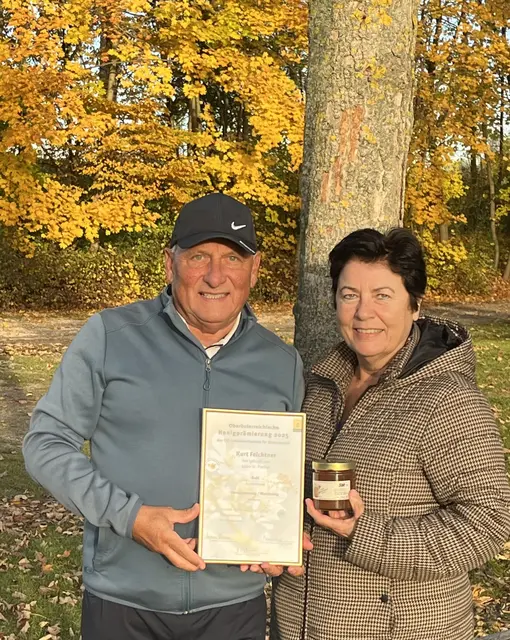 Erste Honigprämierung bester Honige in OÖ: Das Imkerpaar Inge Scheiblhofer und Kurt Feichtner aus St. Florian darf sich über Platz 6 und eine Auszeichnung in "Gold" freuen. | Foto: Feichtner