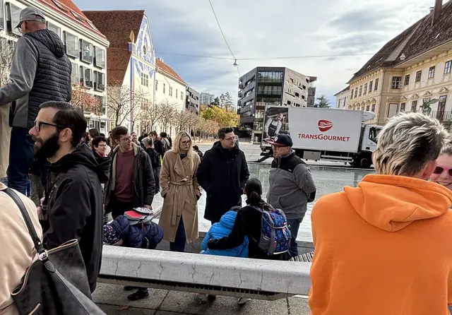 Niko Swatek (NEOS) im Gespräch mit Eltern vor dem Start der Kundgebung.  | Foto: MeinBezirk/Markus Kropac