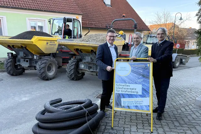 LAbg. Franz Linsbauer besichtigte mit Bgm. Andreas Fleischl und Vbgm. Franz Hametner die aktuelle Baustelle in Grafenber. | Foto: Herbert Gschweidl