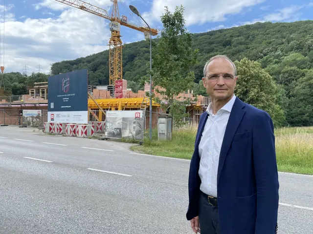 Wolfang Gerstl (ÖVP) zeigt ein Beispiel für die Verbauung im Wienerwald. Hier steht er vor dem Grundstück des ehemaligen "Grüner Jäger" in der Mauerbachstraße | Foto: Francesco Steiner  