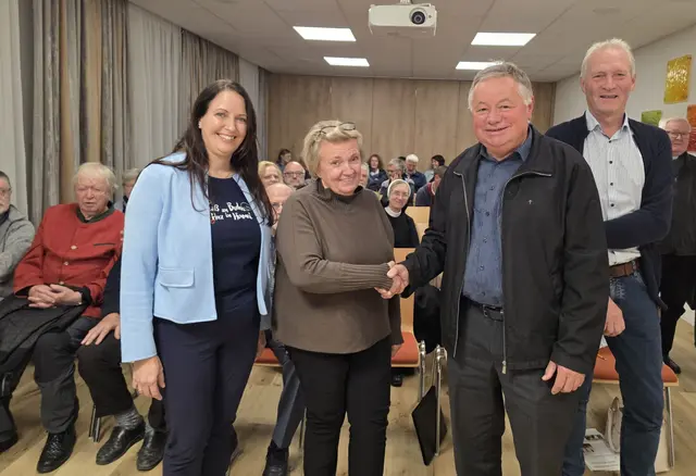 Auf viel Interesse stieß der Vortrag zur Synodalität - mit anschließender lebhafter Diskussion. v.l.: Michaeala Granzer (kbw), Pastoraltheologin Regina Polak, Pfarrer P. Hermann Sandberger und Karl Weingartner (kbw). | Foto: Wolfgang Zarl