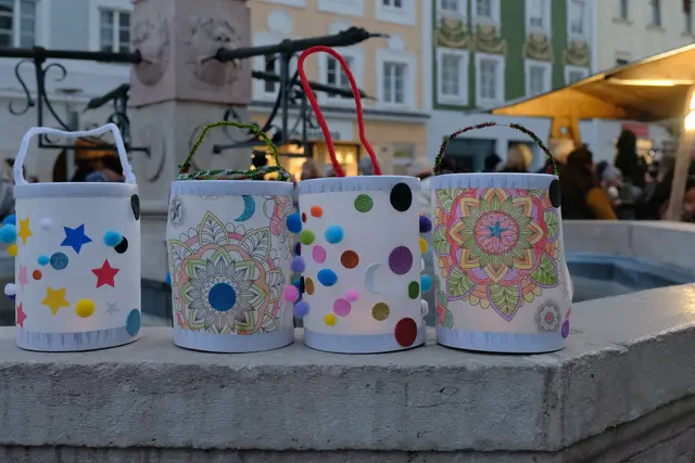 Bunte Laternen stimmen auf den Martinstag ein | Foto: Wolfgang Grilz