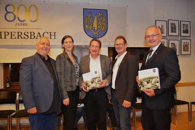 Die Ortschronik wurde anlässlich des Jubiläums "800 Jahre Loipersbach" in der Evangelischen Kirche präsentiert. | Foto: Gemeinde Loipersbach