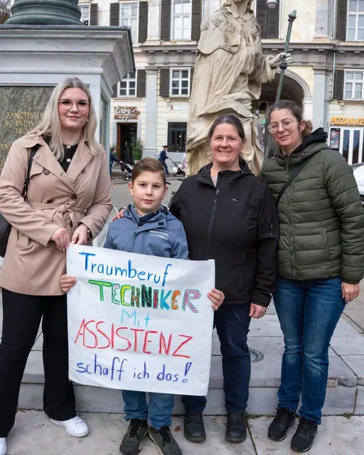SPÖ-Landtagsabgeordnete Chiara Glawogger (l.) mit den Initiatorinnen des Protestmarsches.  | Foto: SPÖ Steiermark