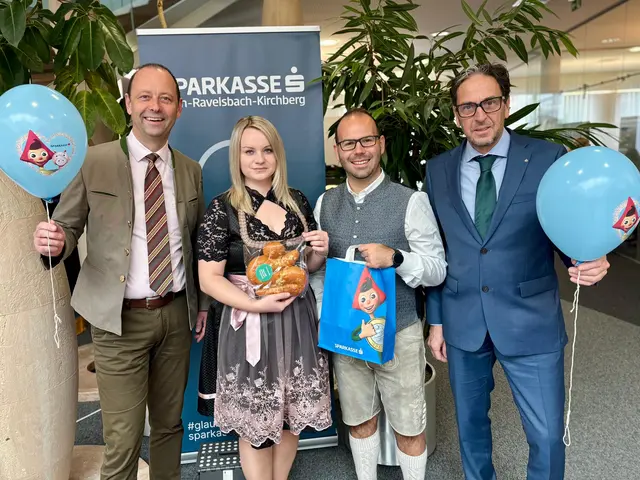 In der Erste Bank und Sparkasse in Horn sorgten Mitarbeiter in Tracht für Aufsehen. | Foto: Markus Kahrer