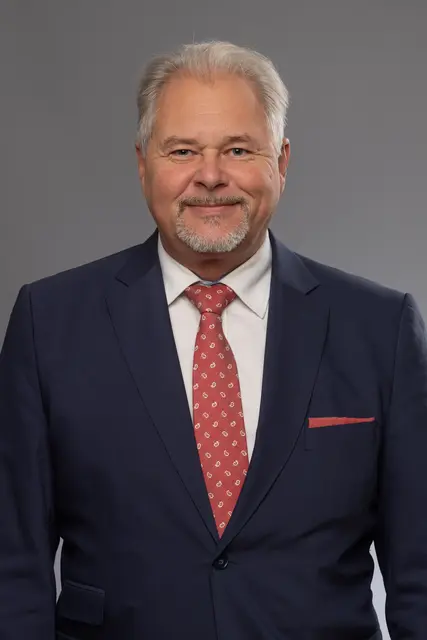 Abgeordneter Michael Fischer aus Marchtrenk darf sich über sein zehnjähriges Jubiläum anlässlich einer Angelobung im Landtag freuen. | Foto: Foto: FPÖ