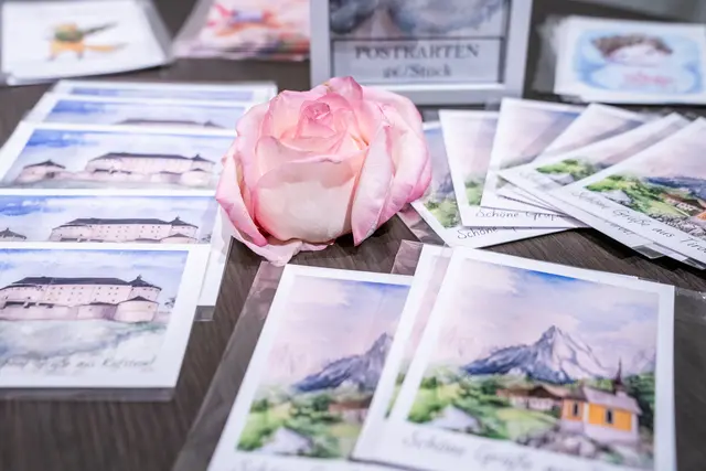 einige der Gemälde sind auch als Postkarten erhätlich | Foto: Marco Pircher