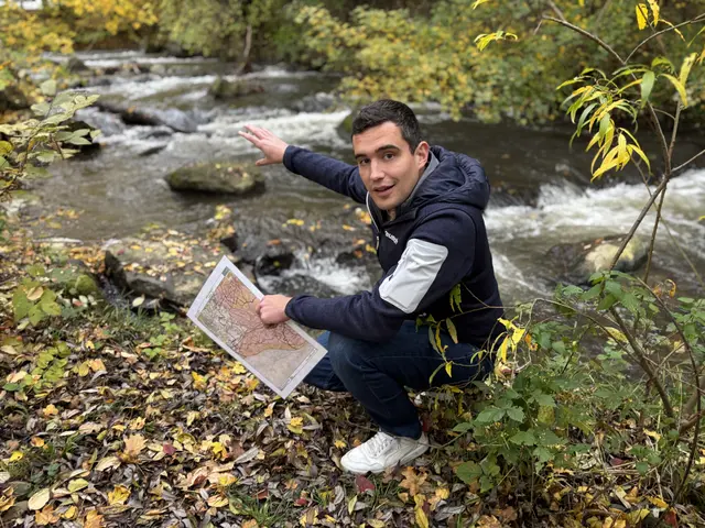 Der Obmann des Wasserverbandes Mühlbach Mureck-Radkersburg Raphael Scheucher erläutert die geplanten Maßnahmen am Mühlbach. | Foto: MeinBezirk/Gerda Sammer-Schmidt