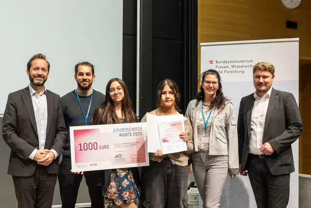 Ehrung EMS Oberwart: Jakob Calice (OeAD), Lorenz Gutscher (Österreichisches Forschungsinstitut für Artificial Intelligence), EMS-Schülerinnen mit ihrer Lehrerin Daniela Unger, Stefan Duscher (BMFWF) | Foto: OeAD/ APA-Fotoservice / Greindl