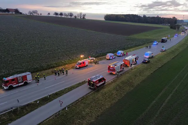 Die Feuerwehren regelten den Verkehr auf der vielbefahrenen Straße. | Foto: FF Pimpfing