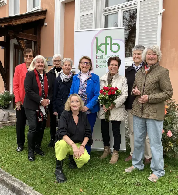 Tania Zawadil (knieend) von der kfb Regionalstelle Wörgl gratuliert im Namen der kfb Salzburg zu diesem außergewöhnlichen Jubiläum. Erinnerungsfoto für die Chronik - 60 Jahre kfb Wörgl: vlnr: Margit Mitterer, Dagmar Schwarzmann, Monika Amort, Maria Söllradl, Erna Blattl (stv. Leiterin), Thea Gruber (Leiterin), Gerda Widauer und Gerhild Stuefer. Leider nicht am Bild, weil verhindert, Edith Hofmann.