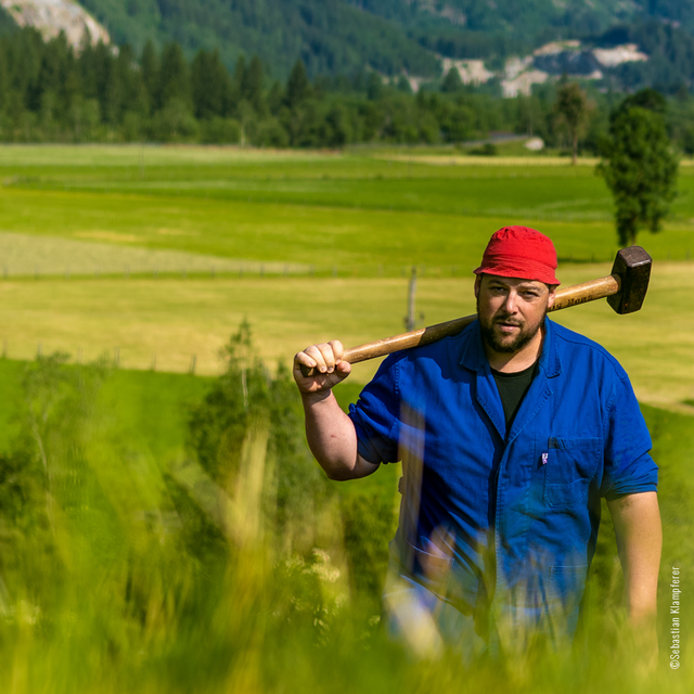 Mit über 200.000 Facebook-Fans, 100.000 TikTok-Fans und 90 Millionen YouTube-Aufrufen wird der populärste Bauer Österreichs live mit seinen Pointen und engelsgleichen Gesängen begeistern! | Foto: Sebastian Klampferer