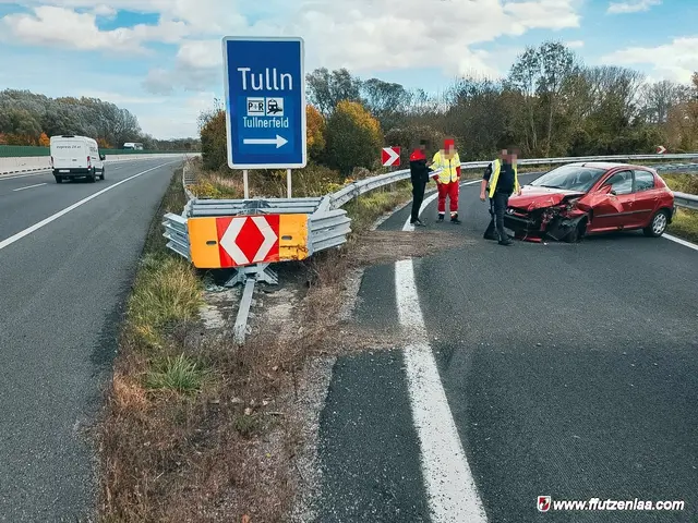 Ein PKW war bei der Abfahrt Tulln gegen die Leitschiene gefahren. | Foto: FF Utzenlaa