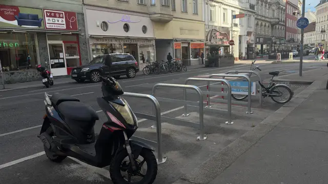 Wo einst ein Parkplatz war, stehen nun Radbügel. Die Radbügel bleiben leer, der Stellplatz geht verloren, so die Anrainerin. | Foto: AB