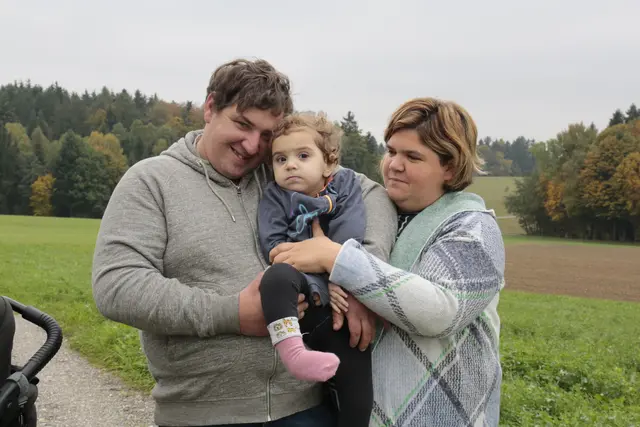 Andreas und Jasmin Mühlböck mit ihrer Tochter Daniela (3), die seit einem Unfall am heimischen Bauernhof mit einem hypoxischen Hirnschaden leben muss.  | Foto: MeinBezirk/Schwendinger