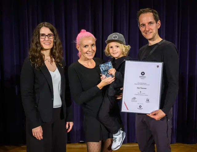 Eva Kelety, Bundesinnungsmeistern der Berufsfotografie; Gewinnerin Ines Thomsen, Martin Dörsch, Landesinnungsmeister Oberösterreich.  | Foto: Marko Kovič