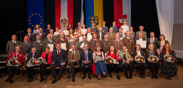 Gruppenfoto mit allen Geehrten des Abends, Mitgliedern der Musikschule Brunn am
Gebirge und Bürgermeister Andreas Linhart (5.v.l.vorne). | Foto: Gemeinde Brunn/Johanna Hoblik