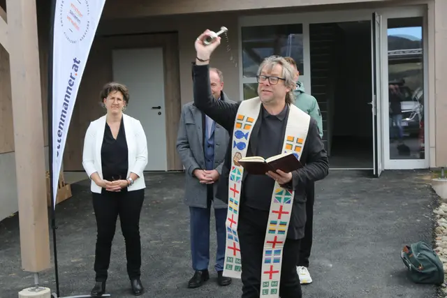 Pfarrer Heimo Schäfmann hat die Wohnungen gesegnet. | Foto: Mandl