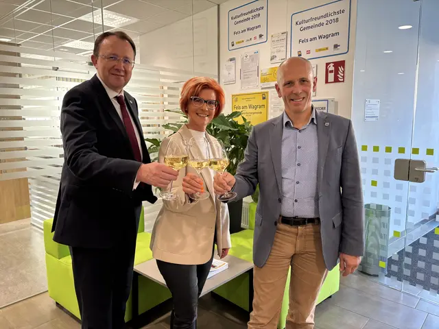 St. Pöltens Bürgermeister Matthias Stadler, Sonja Paschinger vom Weingut Urbanihof (Landeshauptstadtwein 2025) und Bürgermeister Hannes Zimmermann von Fels am Wagram. | Foto: Victoria Edlinger