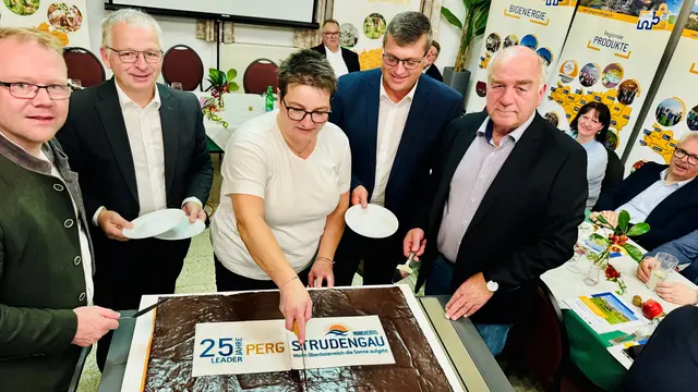 Wirtin Sonja Haunschmid-Fuchs beim Anschneiden der Geburtstagstorte. Am Bild mit Leader-Obmann Nikolaus Prinz (2. von links) mit seinen Stellvertretern Markus Brandstetter (links) und Anton Aichinger (rechts) sowie Leader-Geschäftsführer Manfred Hinterdorfer. | Foto: Leader-Region Perg-Strudengau