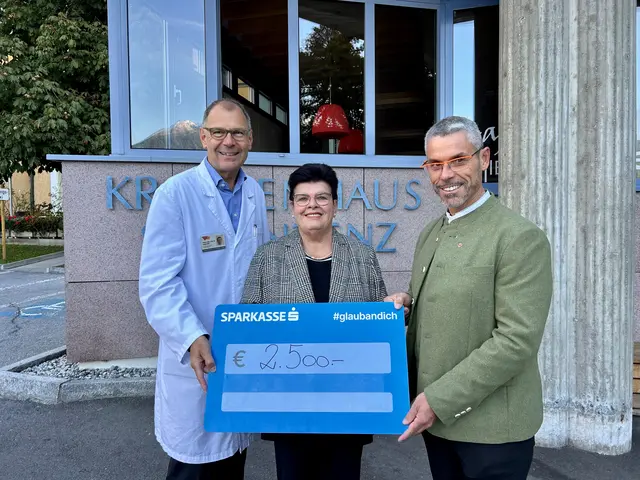 Primar Dr. Ewald Wöll, Ingrid Santer und Bernhard Schöpf (Imster Bergbahnen) bei der Scheckübergabe. | Foto: Privat/Primar Dr. Wöll