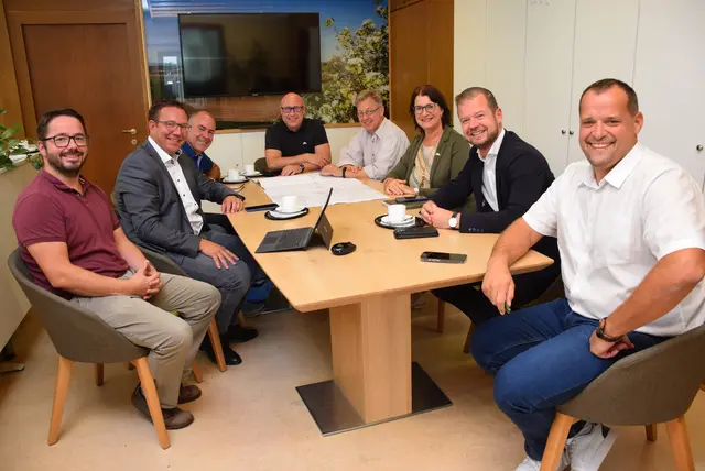 v.l.: Georg Hahn (Amtsleiter St. Georgen/Y.), Bürgermeister Amstetten Christian Haberhauer, Oliver Huber (Gebietsbetreuer, Abteilung Wasserbau Land NÖ), Dieter Stadlbauer (Referatsleiter Stadt Amstetten), Planer Bernhard Zeininger, Michaela Pfaffeneder Umweltgemeinderätin und Obfrau Wasserverband Ybbs Unterlauf), Ortsvorsteher Andres Gruber, Bürgermeister St. Georgen/Y. Christoph Haselsteiner. | Foto: Stadt Amstetten
