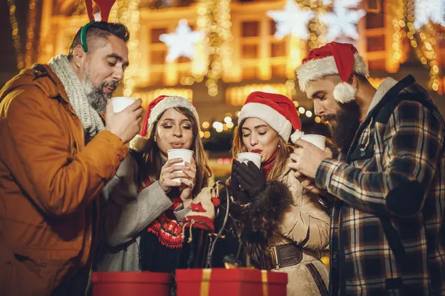 Hier findest du die schönsten Adventmärkte und Punschstände in deiner Region.  | Foto: Smarterpix/MilanMarkovic78
