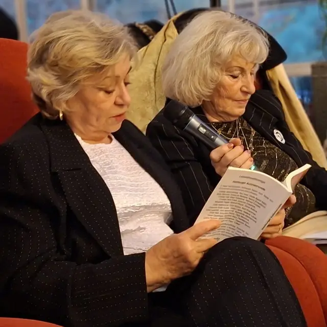 Lesung im slowakischen Piešťany:  Jana Macháčová, daneben Jozefina Hrkolová-Hladká  | Foto: Joan Mendoza