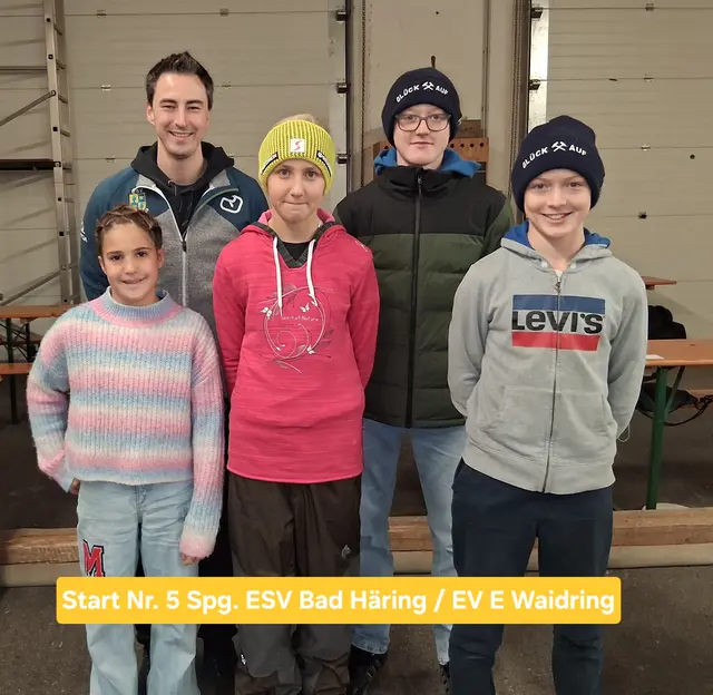 Start Nr. 5  Spg. ESV Bad Häring / EV E Waidring; Ramona Krepper, Betreuer Konstantin Knapp, Pauline Egger, Rudi Moser und Johann Moser.  | Foto: Michaela Hanser, Roland Hanser, Michael Novák