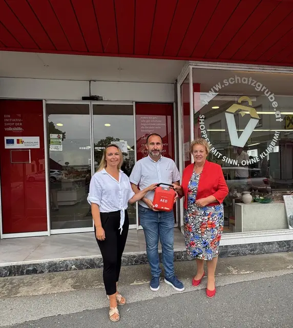 Vizebürgermeisterin Olivia Kaiser, Bürgermeister Harald Kahr und Volkshilfe Burgenland-Präsidentin Verena Dunst mit dem Defibrillator, der seit heuer bei der Schatzgrube installiert ist. | Foto: Volkshilfe Burgenland