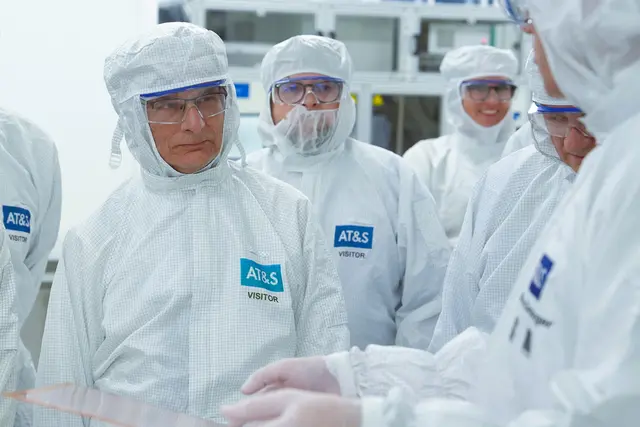 Finanzminister Markus Marterbauer zeigte sich von der modernen Substrat-Technologie bei AT&amp;S beeindruckt. Der Besuch wurde auch genutzt, um über   den Standort Europa zu sprechen.  | Foto: AT&S / Christoph Heigl