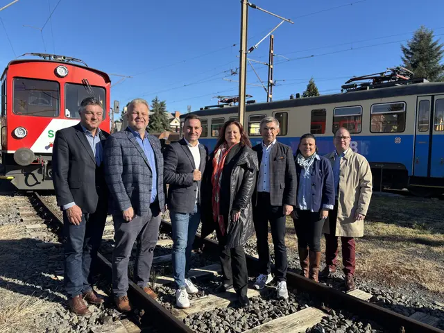 Ziehen für den Erhalt der Gleichenberger Bahn an einem Strang. | Foto: MeinBezirk/Gerda Sammer-Schmidt