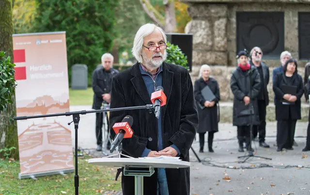 „Ich wünsche mir, dieses Kriegerdenkmal samt seiner kleinen ‚Korrekturanlage´ möge in Hinkunft als Ort der Auseinandersetzung mit Krieg und Frieden, mit veralteten, den Schrecknissen des Krieges Hohn sprechenden Heldenkonzepten und einem modernen, demokratischen Soldatenbild als ultima ratio für den Bedrohungsfall, aber auch als Ort der Auseinandersetzung mit der gefährlichen Sorglosigkeit, die die Genese dieses nicht nur geologischen Konglomerats kennzeichnet, vielfältig genutzt werden“, sagt Schriftsteller Ludwig Laher. | Foto: Stadt:Salzburg - Alexander Killer