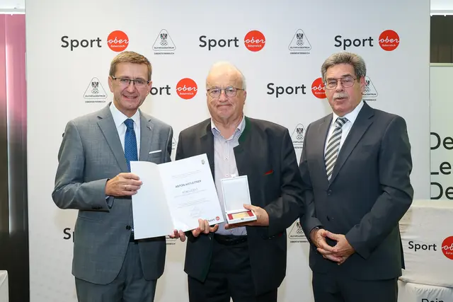 Anton Aistleitner mit  Wirtschafts- und Sport-Landesrat Markus Achleitner und Karl Winkler, dem aktuell Vorsitzenden der Landessportorganisation. | Foto: Sportland OÖ/Binder